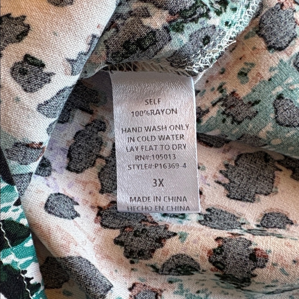 Savanna Janes animal print and embroidered yoke top size 3X - Picture 10 of 11
